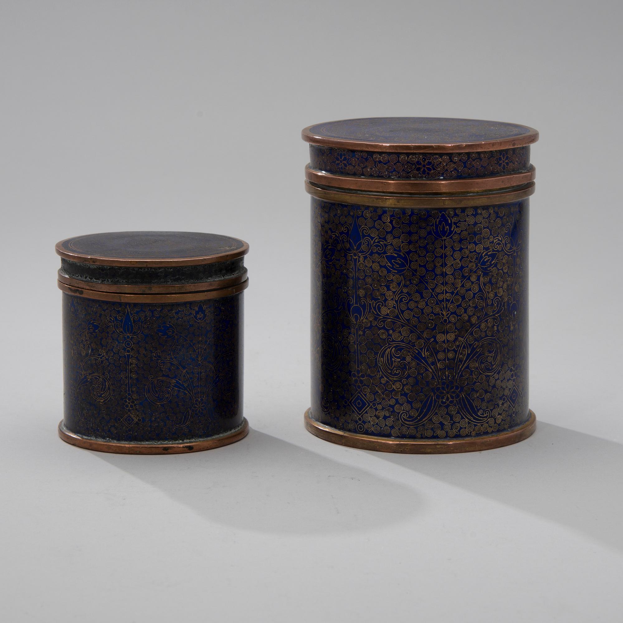 BURKAR, 2 st, cloisonné och koppar, Kina 1800-talets slut.