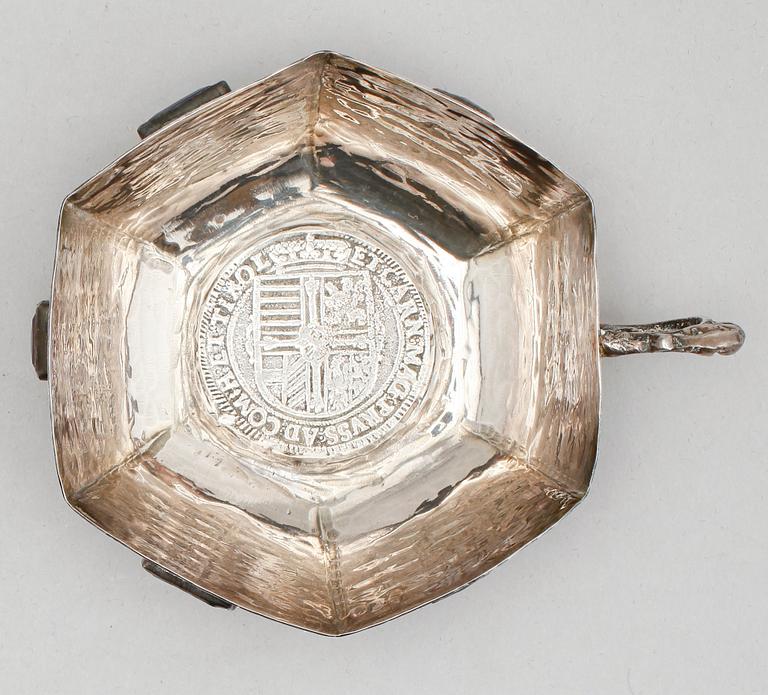 SUPKOPP, silver, otydliga stämplar. Vikt ca 74 g.