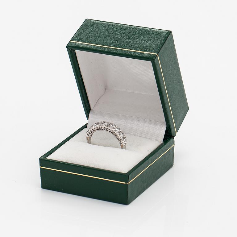 Sormus, 14K valkokultaa, timantteja n. 0.66 ct yht. Suomalaiset tuontileimat 1987.