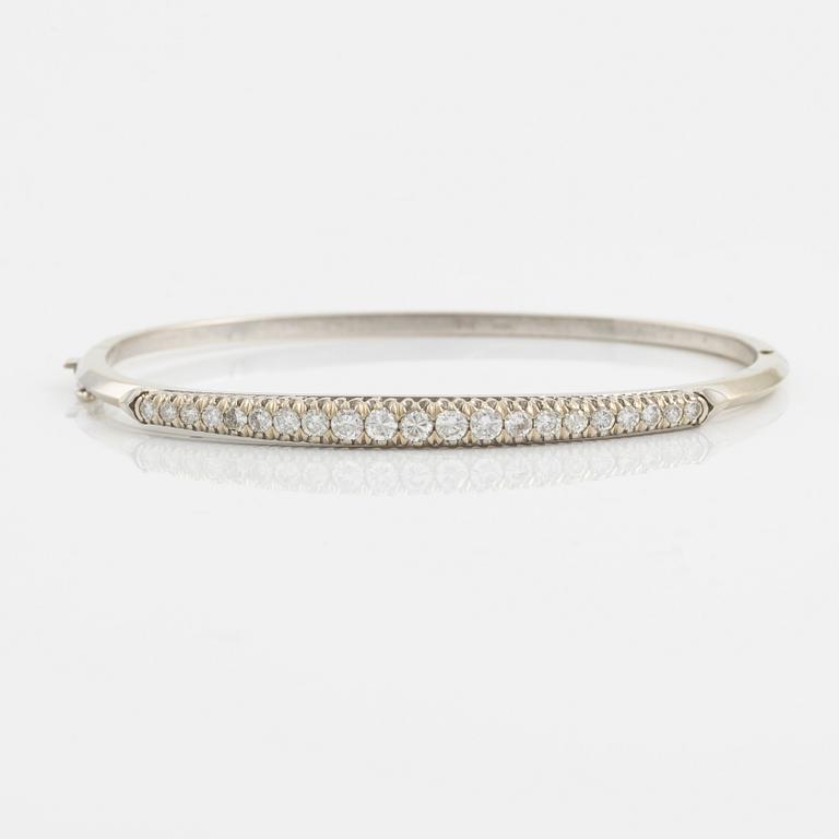 18K white gold bangle with round brilliant-cut diamonds.
