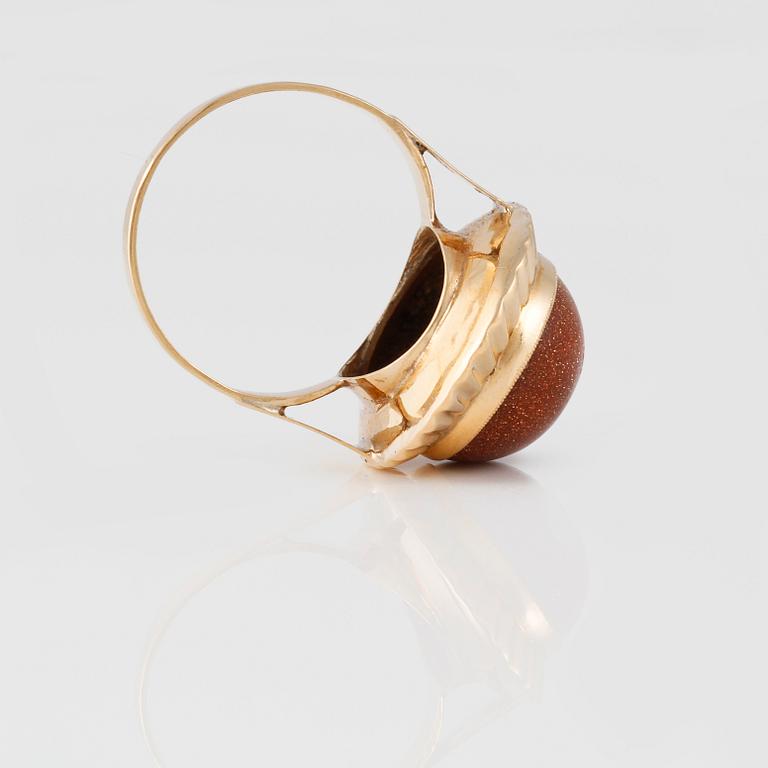 RING, 18K guld med cabochonslipad syntetisk solsten. Vikt 3,5 gram.