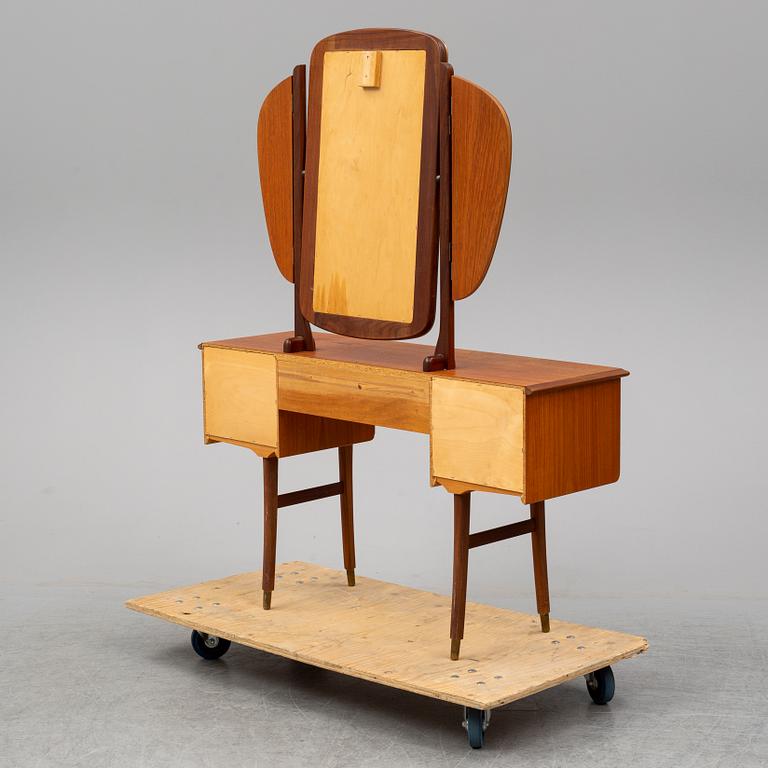 SMINKBORD, 1950/60-tal, fanérat i teak.