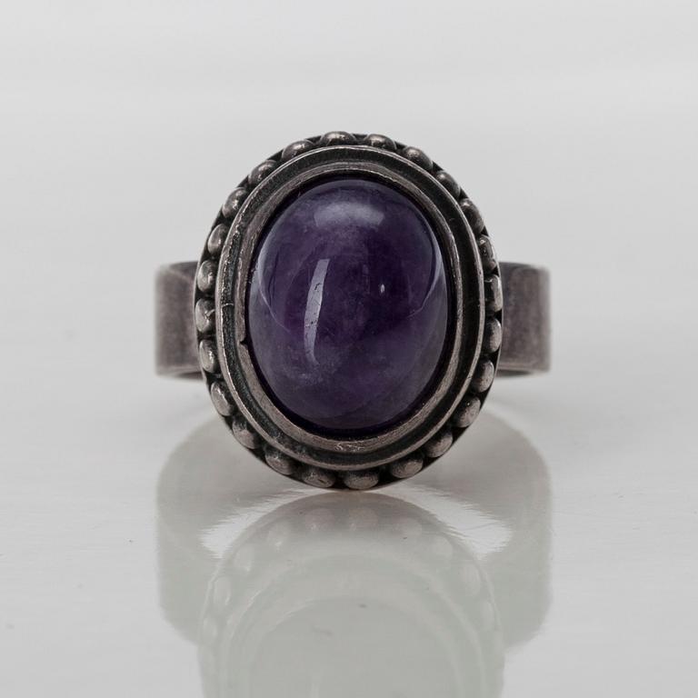 RING, sterling silver, cabochonslipad ametist, Kalevala Koru/Kaunis Koru, 1973.