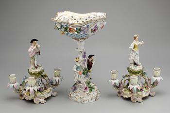 UPPSATSSKÅL SAMT ett par KANDELABRAR, porslin, Dresden, 1800-1900-tal.