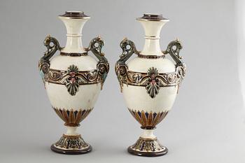 URNOR, ett par, majolika, Rörstrand, 1800-talets slut.