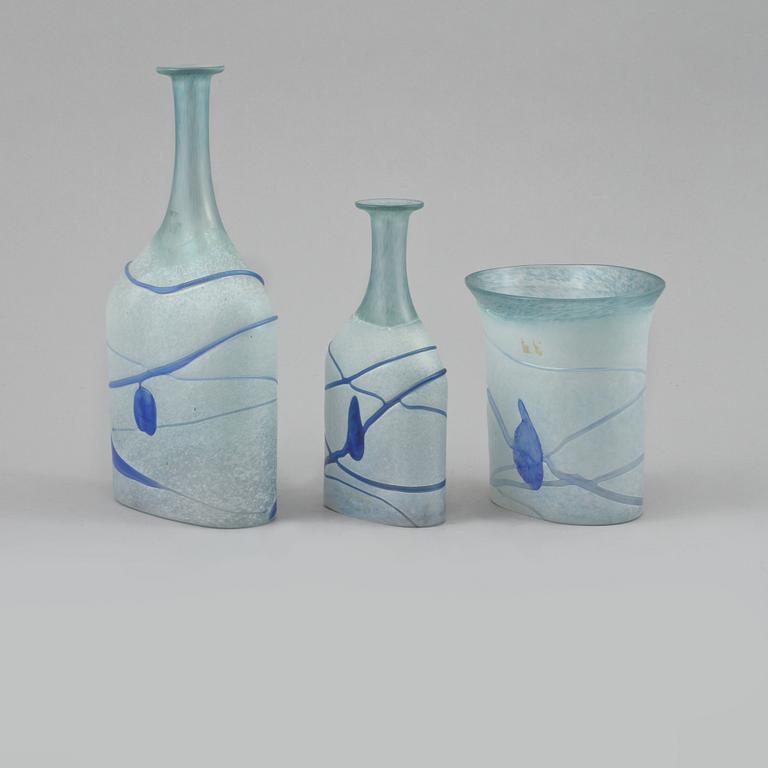 FLASKOR, 2 st, VAS samt SKÅL, glas, Bertil Vallien, Kosta Boda, två signerade delar.