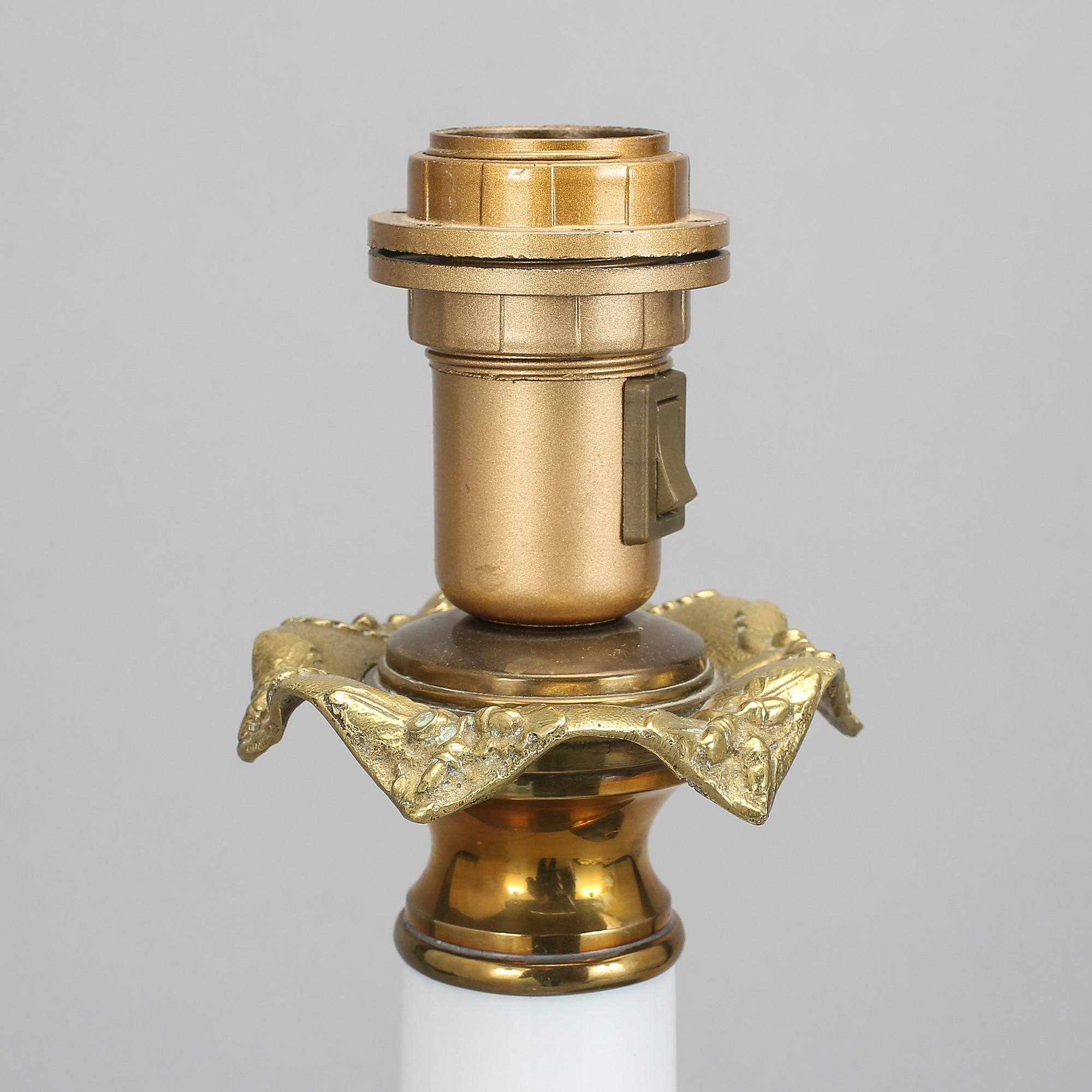 BORDSLAMPA, glas, mässing, sannolikt sekelskiftet 1900.