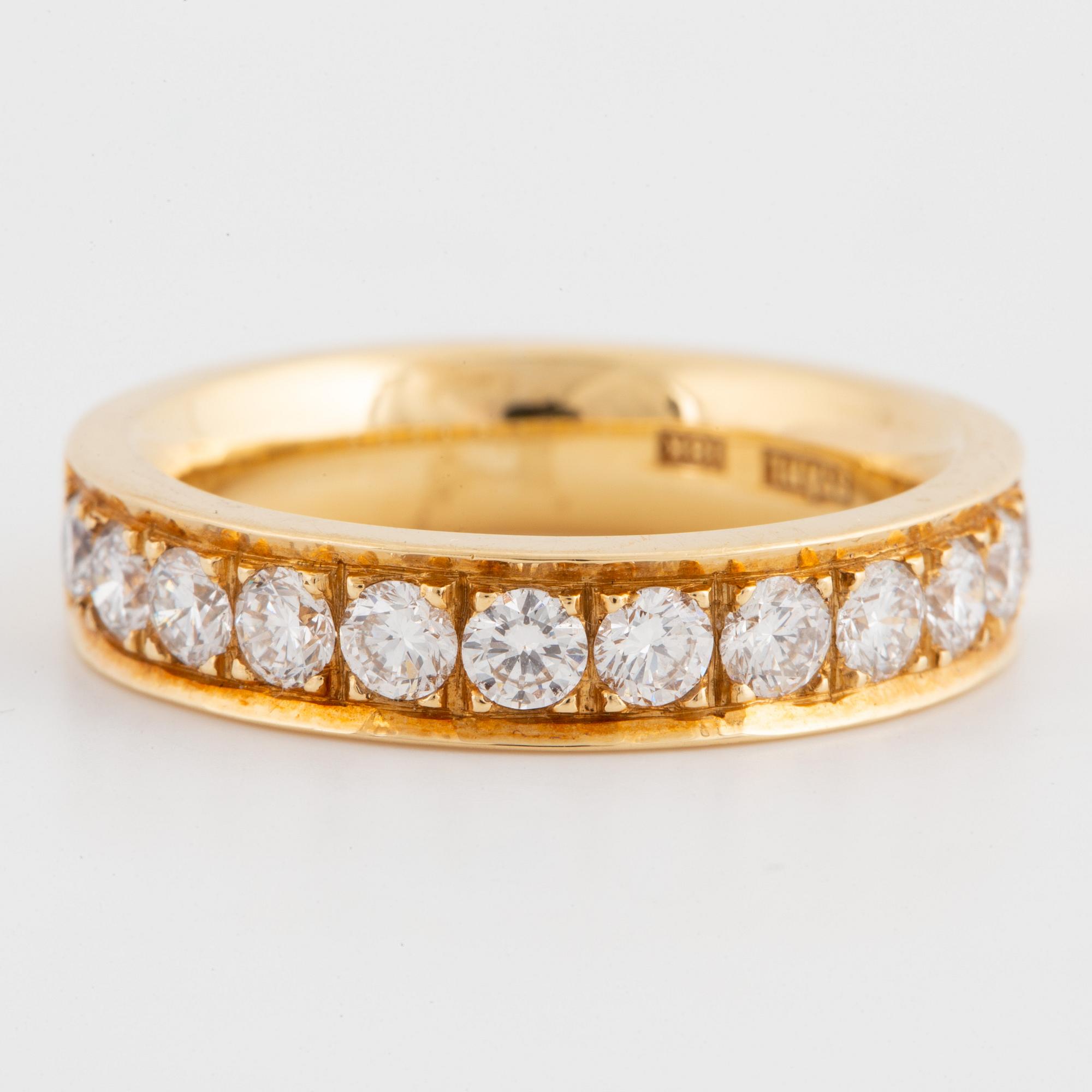 An half-eternity ca 1,20 ct brilliant-cut diamond ring.
