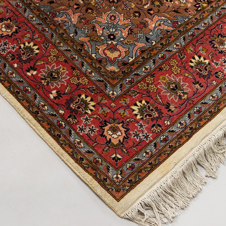 A Tabriz rug, approx. 276 x 183 cm.