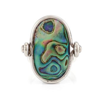 521. Vivianna Torun Bülow-Hübe, ring, sterlingsilver med pärlemor, Jakarta, Indonesien.