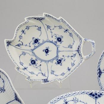 A Royal Copenhagen 'Musselmalet' porcelaine service (55 pc).