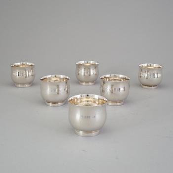 a silver carafe and six vodka cups by Erik Löfman 1929-1994 for K G Markströms AB, Uppsala 1978. Weight ca 1122 gram.