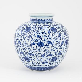 A Chinese blue and white urn, 20th century/modern manufactory.