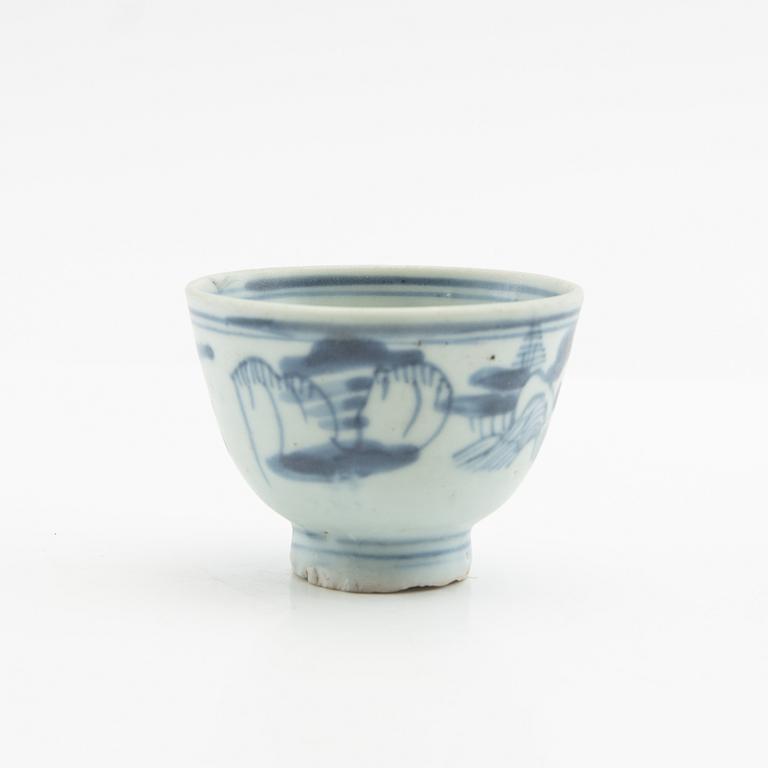 A blue and white dish and cup, Ming dynasty.