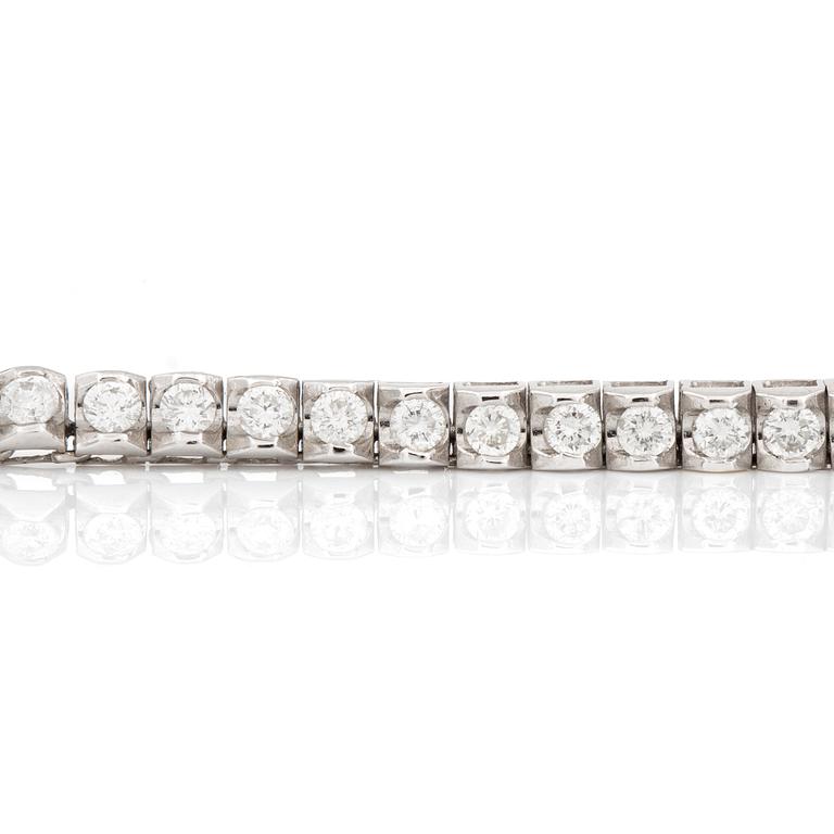 COLLIER med briljantslipade diamanter.