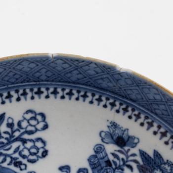 Tekoppar med fat, sju stycken, skålfat ett par samt större skålfat, porslin, Kina, Qingdynastin, Jiaqing (1796-1820).