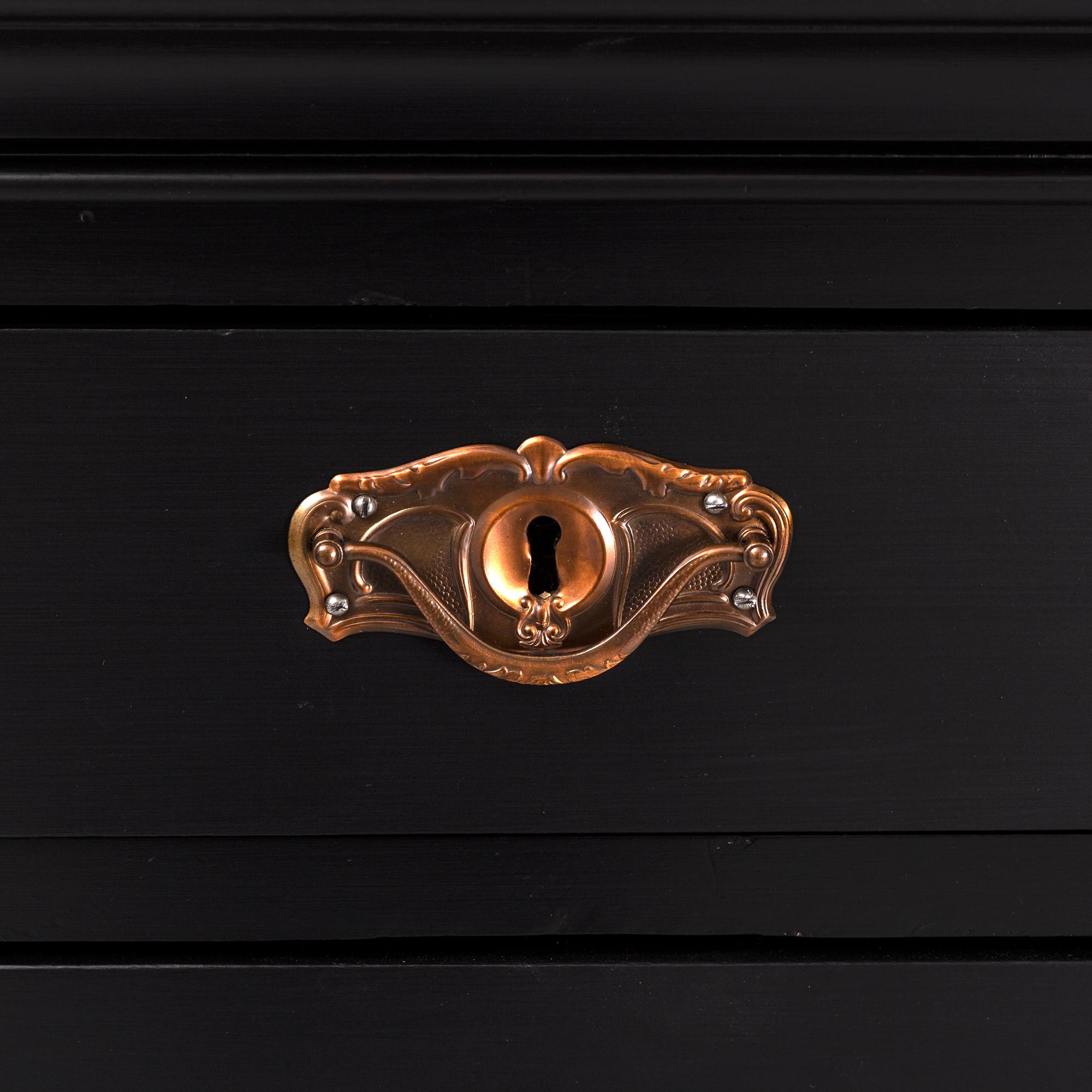 A painted chest of five drawers from around  1900.