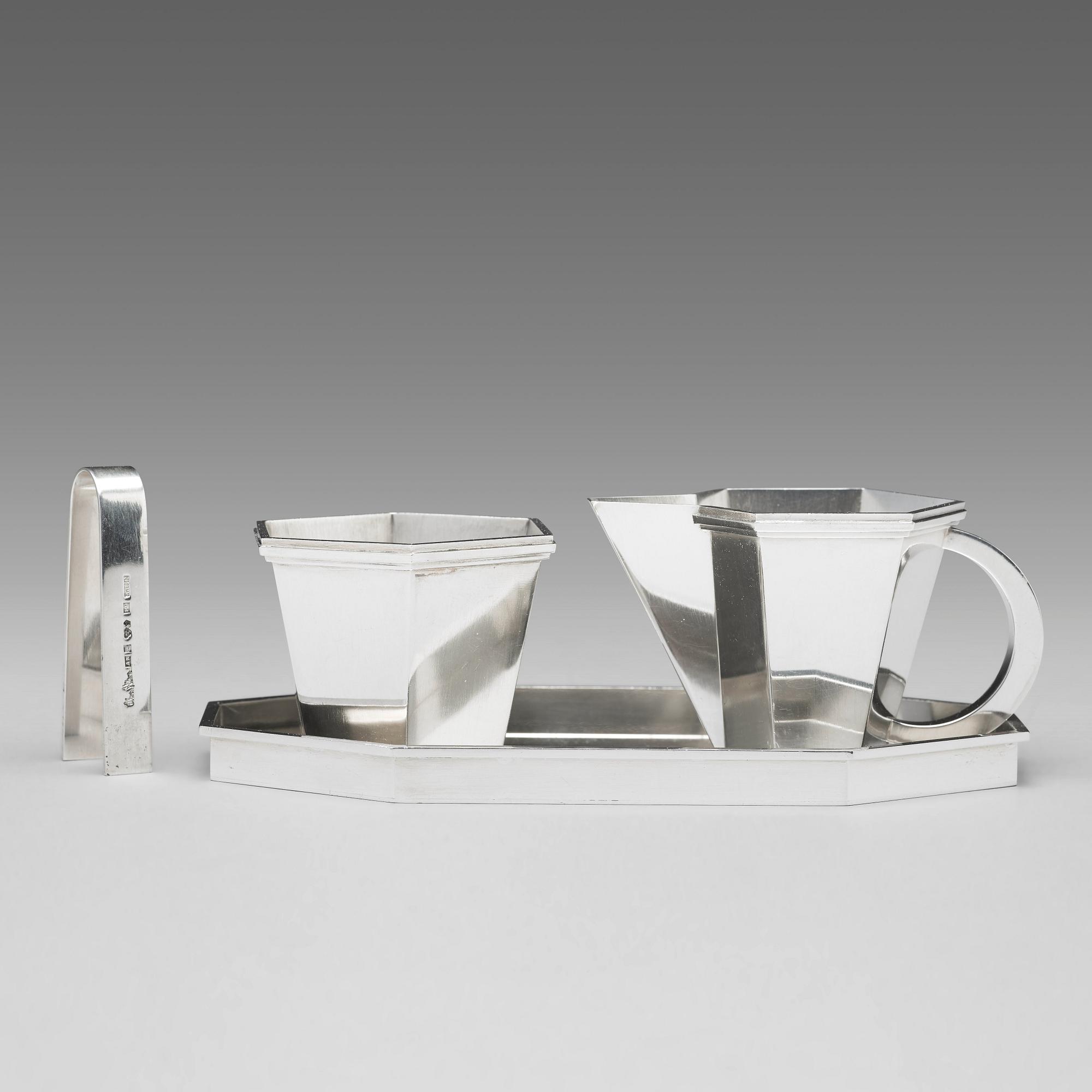 Wiwen Nilsson, sockerskål, gräddkanna och tång på bricka, Lund 1964-69, sterling.
