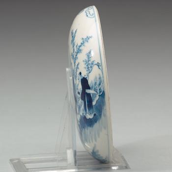 A blue and white porcelain box and cover, Qing dynasty, Guangxu (1874-1908), with Qianlong six character mark.