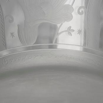 Simon Gate, an engraved Swedish Grace glass bowl on a plate, Orrefors, Sweden 1926, model 147.