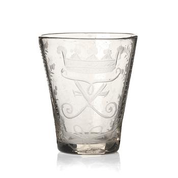 432. Bägare, glas. Henrikstorps glasbruk, graverad dekor av Fredrik I monogram, tidigt 1700-tal.