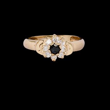 RING, 18k guld med ovalslipad rubin samt 8 briljantslipade diamanter, totalt ca 0.08 ct. Vikt 3 g.