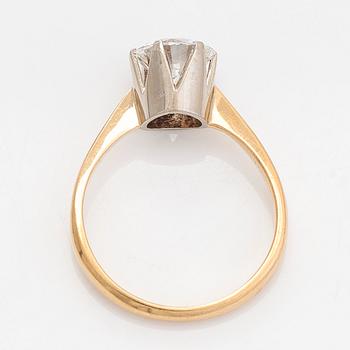 Ring, 18K guld, med briljantslipad diamant ca 1.75 ct, Westerback, Helsingfors 1930.