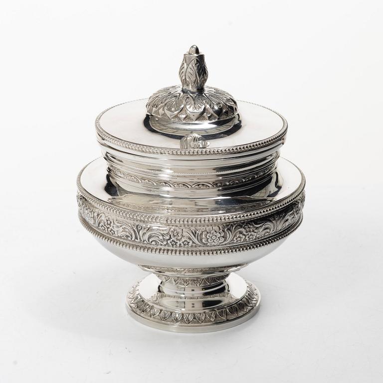 Bonbonjär, silver, empirestil, svensk importstämpel, 1900-tal.