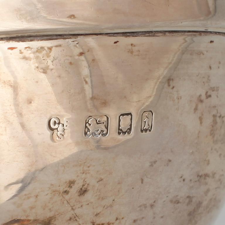 FRIMÄRKSDOSA samt BÄGARE, silver, England, tidigt 1900. Totalvikt: ca 216 gram.