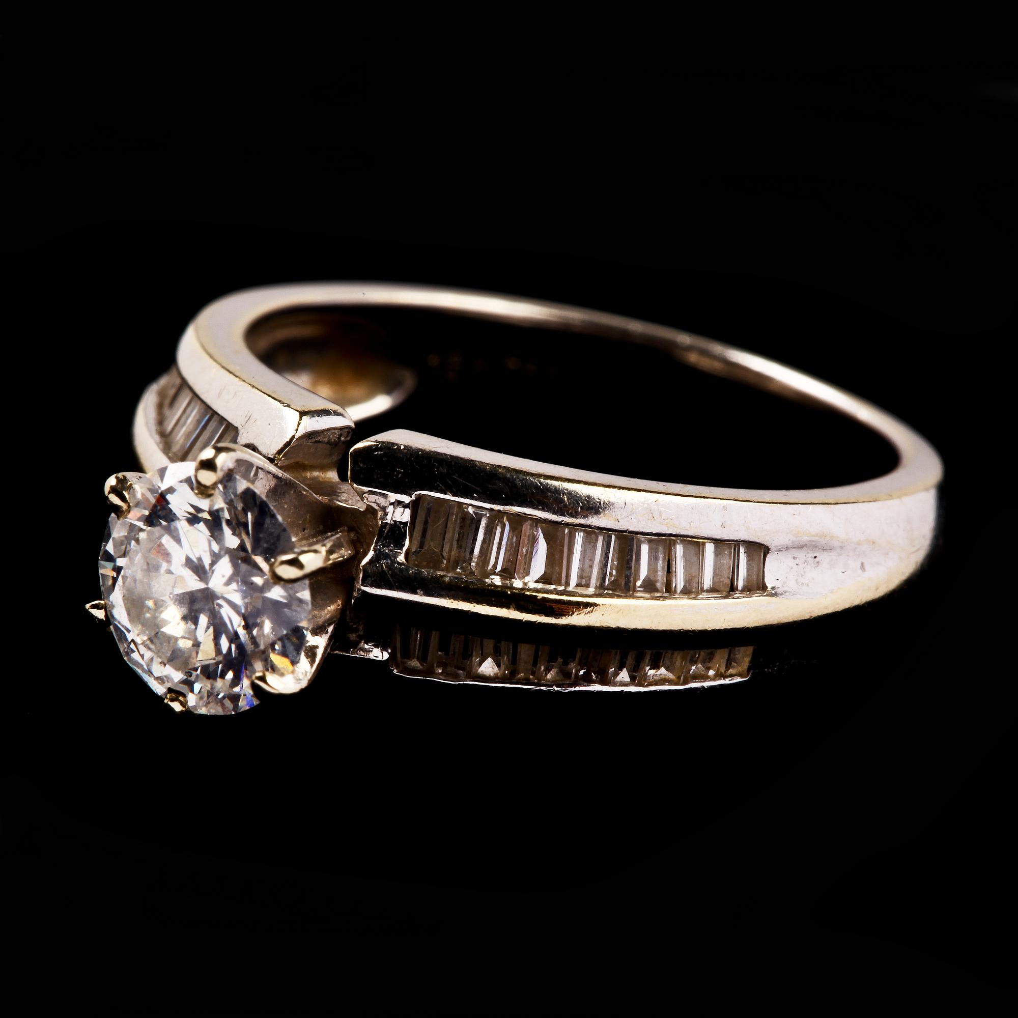RING, 18k vitguld med briljantslipad diamant samt baguettslipade diamanter tot ca 1.41 ct. Vikt 6 g.