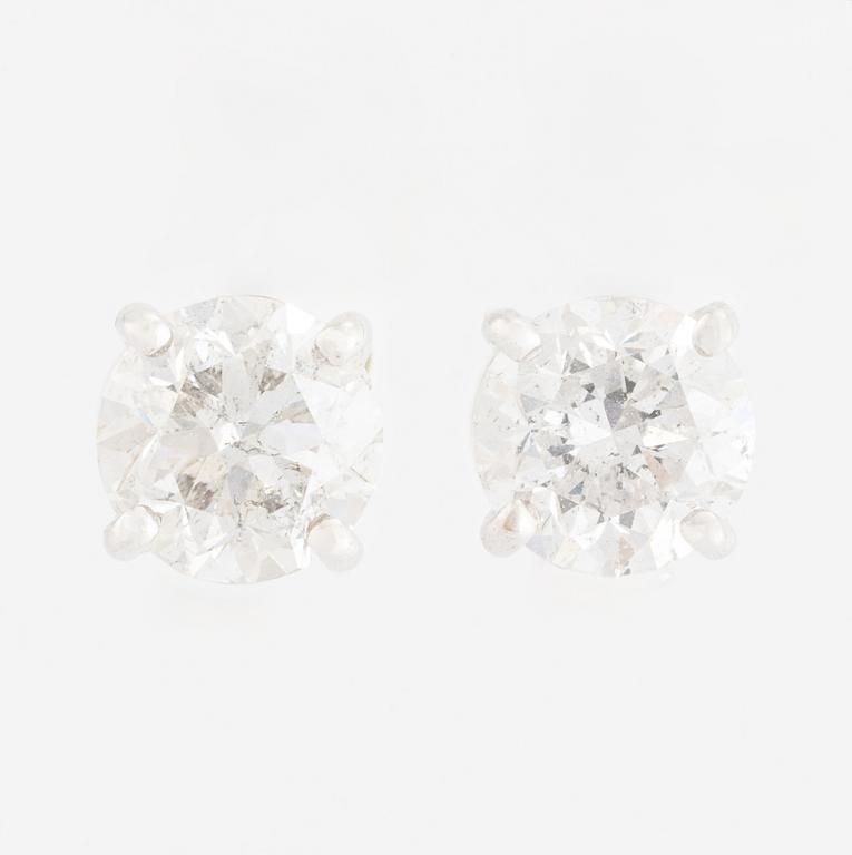 Örhängen, enstensörhängen med briljantslipade diamanter.