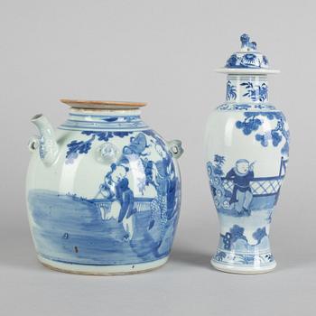 A porcelain teapot and urn with cover, China, Qing dynasty, 19th century.