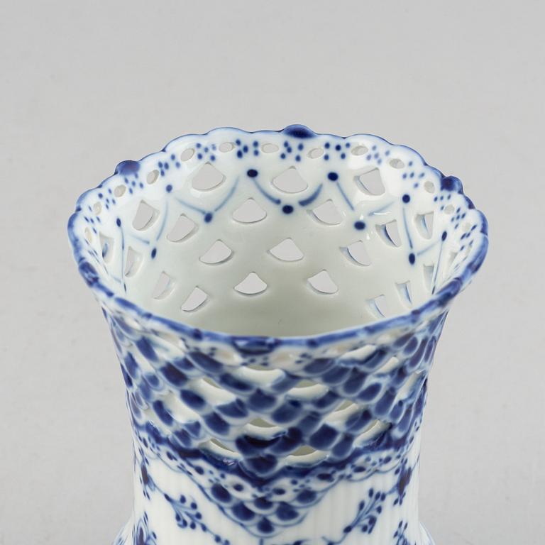 A mixed lot of Royal Copenhagen "Blue Fluted" porcelain 27 parts.