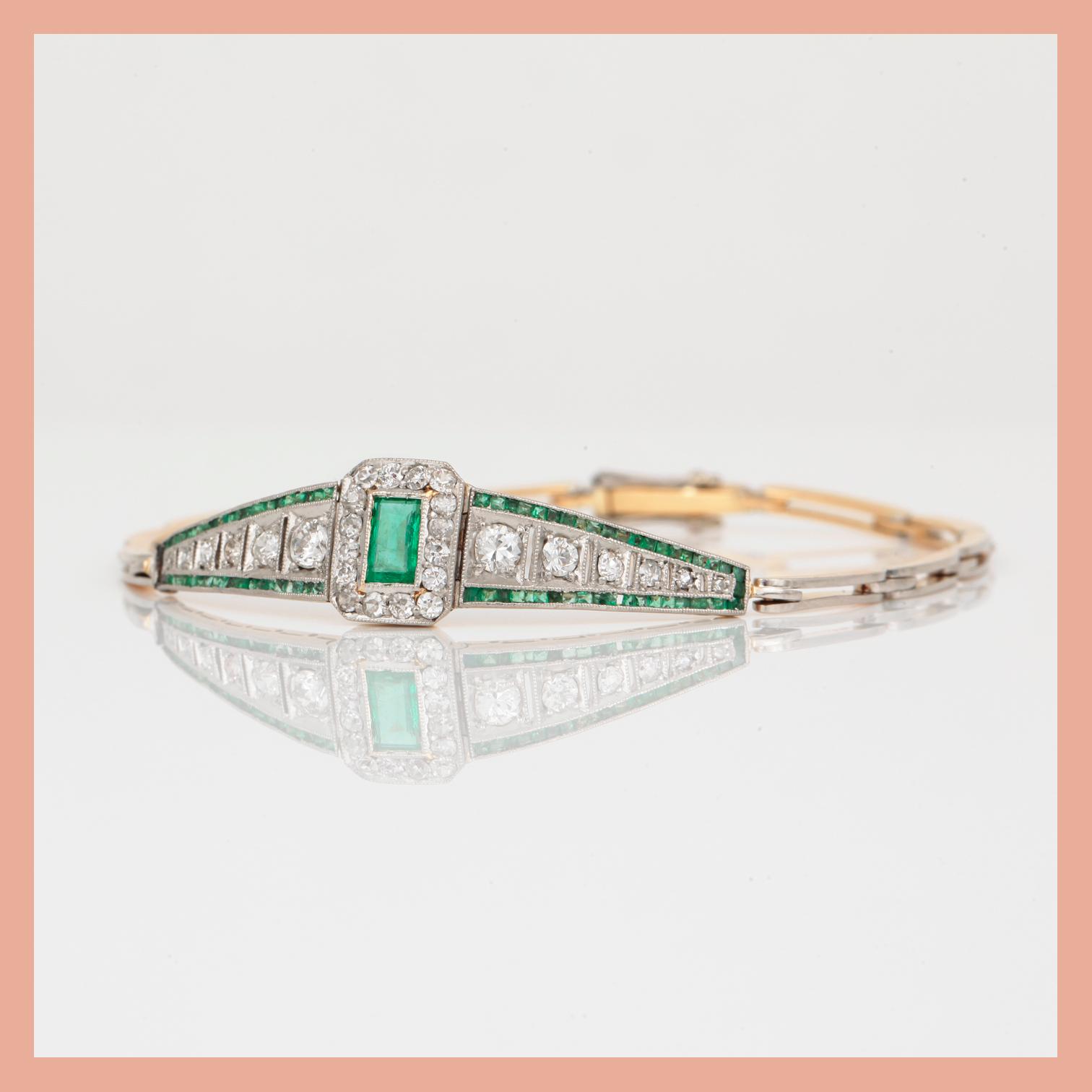 ARMBAND, 18K guld och silver med olika slipade diamanter tot ca 0,72 ct och smaragder. Total vikt ca 9,79 g.