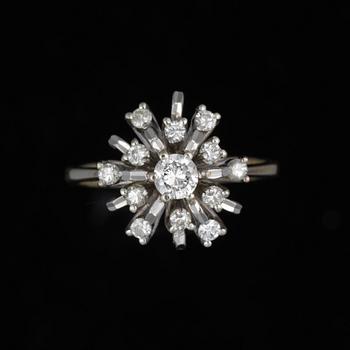 RING, 18K guld, diamanter. Vikt ca 5,4 g.