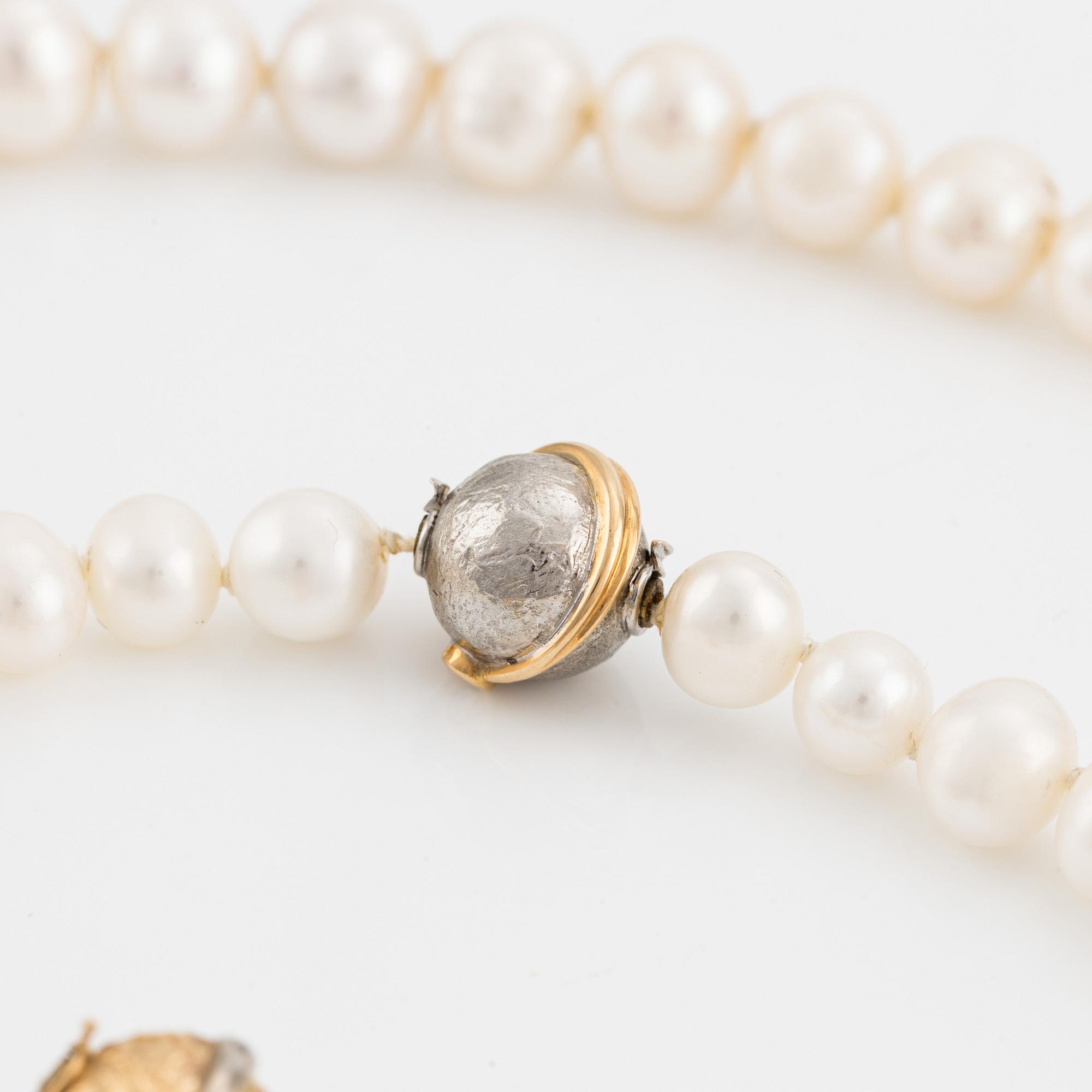 Pearl necklace, 3 pieces, cultured pearls, 3 clasps, Per Borup, 18K gold with small brilliant-cut diamonds.