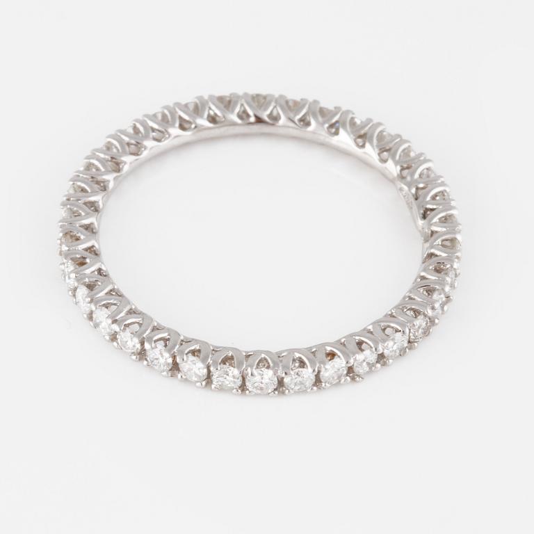 RING, 18K vitguld med briljantslipade diamanter ca 0.60 ct. Vikt 1,4 gram.