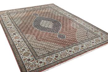 A carpet, Tabriz, ca 414 x 300 cm.