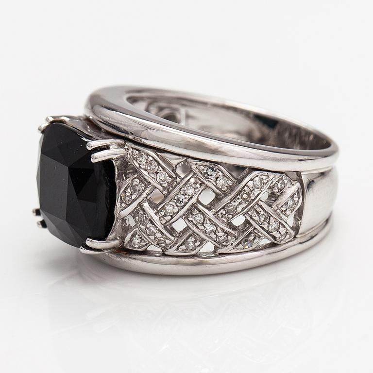 Ring, 14K vitguld, mörk grön turmalin ca 7.38 ct och diamanter ca 0.42 ct tot enligt certifikat.