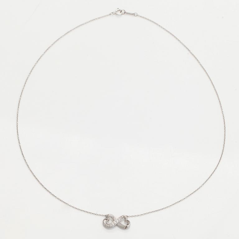 Tiffany & Co, Paloma Picasso, kaulakoru, "Double Loving Heart", 18K valkokultaa ja briljanttihiottuja timantteja.