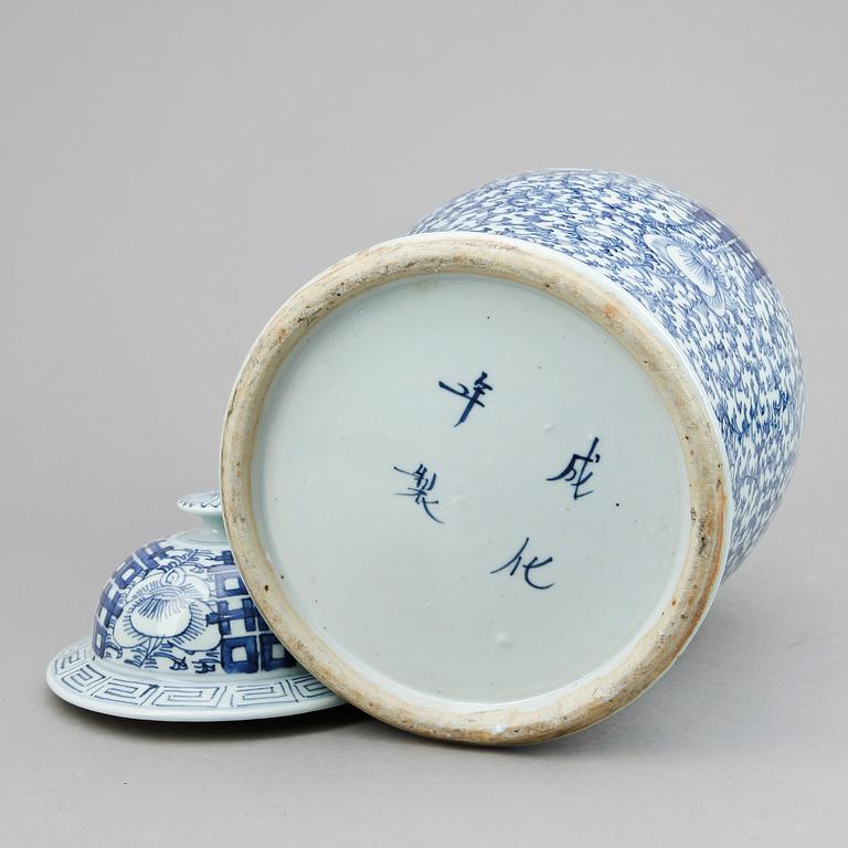 LOCKURNA, porslin, Kina, 1900-tal.