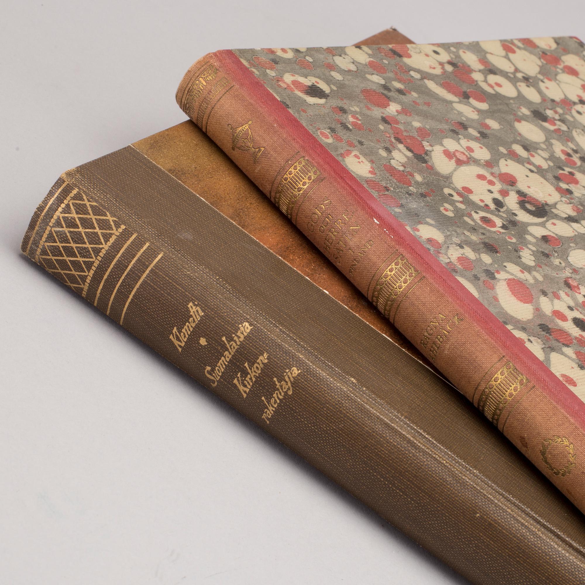 GODS OCH HERRESÄTEN I FINLAND, Ragna Ahlbäck, 1946 samt FINSKA KYRKOR, Heikki Klemetti, 1927.