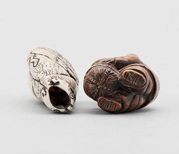 NETSUKE, 2 st, ben resp trä, Japan, sannolikt Meiji (1867-1911).