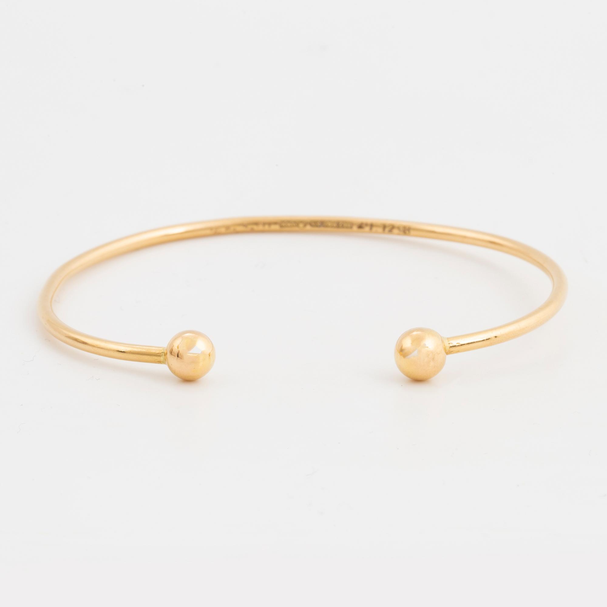 18K gold bangle.