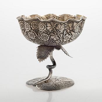 Jalallinen makeismalja, hopeaa, todenn. 1900-luvun puoliväli.