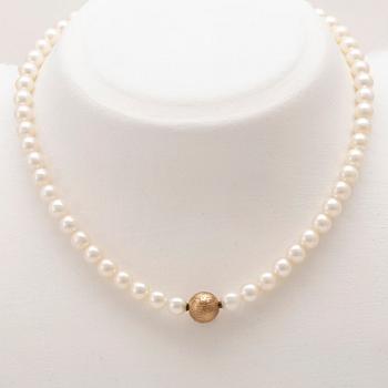 Ole Lynggaard, clasp in 14K gold with accompanying cultured pearls.