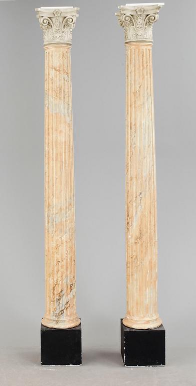 KOLONNER, ett par, antikiserande stil, gips, 1900-tal.