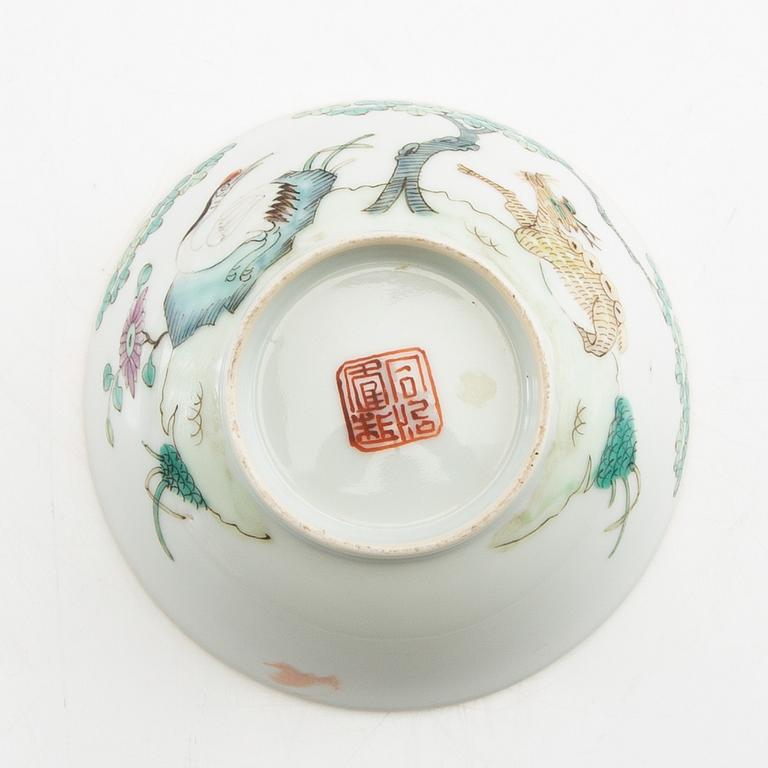 A small Chinese bowl, late Qing dynasty/early 20th century.