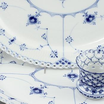 SERVISDELAR, 59 st, porslin, "Musselmalet", Royal Copenhagen, 1900-talets andra hälft.