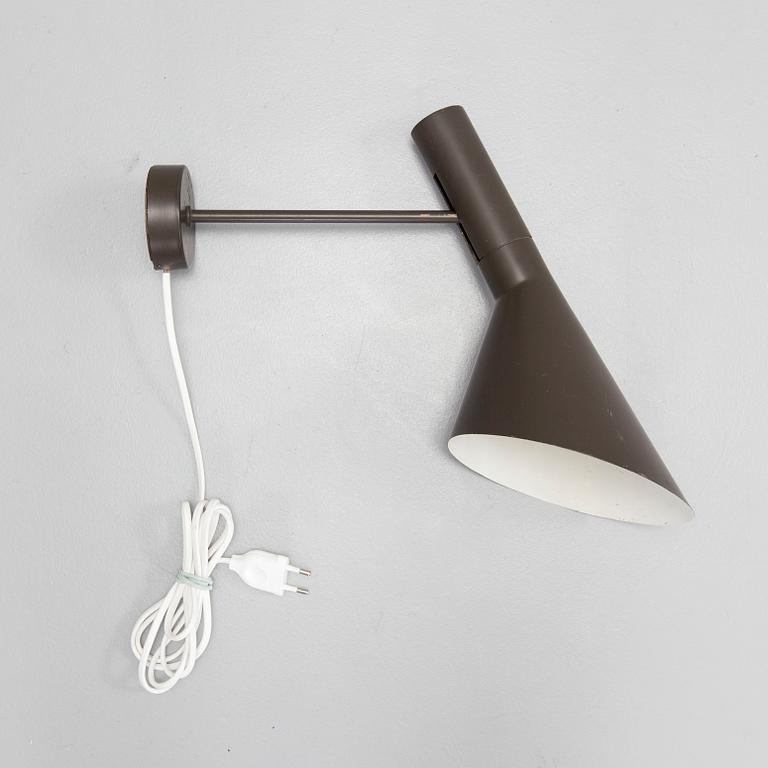 ARNE JACOBSEN, Vägglampa "AJ" för Louis Poulsen. Märkt med den första svenska återförsäljaren Axel Anell. Ca 1960.